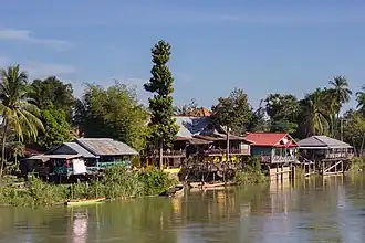 Maisons et chambres d'hôtes sur la berge de Don Det vues du pont de Don Khon.