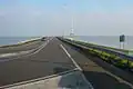 Une route pour automobiles vers IJsselmeer, aux Pays-Bas.