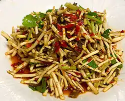 Racines de plante caméléon (折耳根, zhé'ěrgēn) sauté.