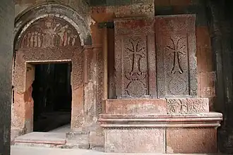 Khatchkars à l'intérieur du gavit.