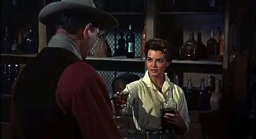 John Wayne et Angie Dickinson.