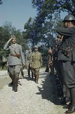 Photographie du prince Humbert passant en revue des troupes militaires