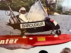 Hubert de Chevigny pilotant un Baroudeur sur flotteurs vers 1985