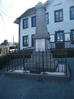 Monument aux morts, devant la mairie.