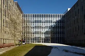 Bâtiment intermédiaire.