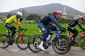 Mads Pedersen dans le peloton.