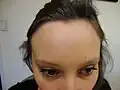 Femme portant le front haut