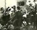 Photo de tournage, avec le réalisateur Frank Borzage.
