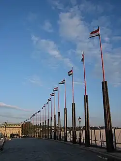 Drapeaux hongrois à l'entrée du palais.
