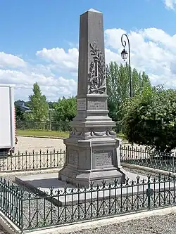 Le monument aux morts près de l'église (déc.&nbsp;2009).