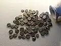 Trésor trouvé dans le village druze de Husifiyeh (Isfiya) au mont Carmel, contenant 4&nbsp;560&nbsp;pièces d'argent de la région palestinienne (de 24 av. J.-C. à 50 apr. J.-C.).