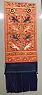 Panneau de broderie aux grues et nuages. Fin XIXe&nbsp;siècle. Soie, anneaux en laiton. Musée du textile, George Washington University