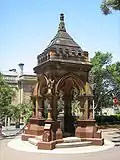 Fontaine, côté College Street.
