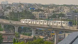Une rame de métro circulant à proximité de la station Ameerpet.