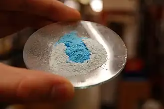 Sulfate de cuivre anhydre (blanc) devenant bleu au contact de l'eau.