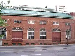 = Une station de transformation hydroélectrique élaborée à Toronto, Canada, dépourvue de camouflage urbain mais néanmoins dissimulée.