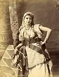 Femme algéroise portant la frimla, pour retenir les manches de la chemise.