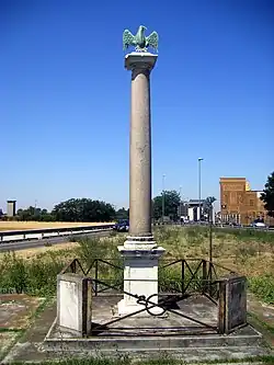 Une colonne haute de 1,50&nbsp;mètre avec un aigle au sommet.