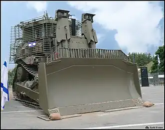 Le D9T (blindé de 4e génération) de Tsahal exposé lors de l'exposition Yom Ha'atzmaut du commandement terrestre (armée), 2014. (vue avant droite).