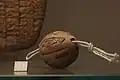 Badge d'identification d'un officier ou soldat de Lagash, affecté au « bastion du mur d'enceinte », règne d'Urukagina.