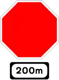 Présignalisation d'un stop dans 200 m, en Irlande