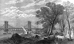 Chantier à l'avant-plan, pont en construction à l'arrière-plan.