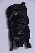 Masque en bois dans un atelier du village artisanal de Guediawaye, dans la banlieue de Dakar.