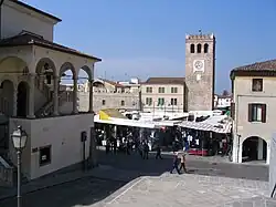 Place Mazzini et la Tour de l'Horloge.