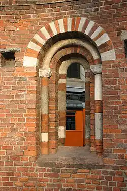 Fenêtre romane subsistante de l'ancienne abside
