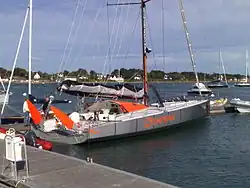 un voilier au port.