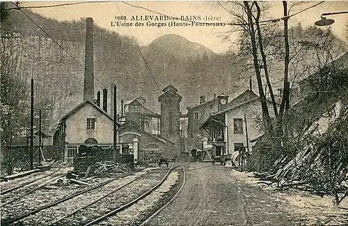 Carte postale ancienne montrant l'entrée des Forges dans sa gorge, avec la route et la voie ferrée