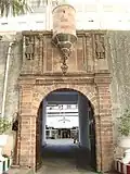 Porte de la base navale Angre, vestige d'un château portugais, datée du XVIe siècle.