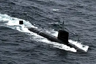 L’INS&nbsp;Khanderi (S22) en mer.