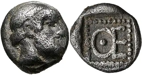 Pièce de Thémistocle en tant que gouverneur de Magnésie (vers 465-459 av. J.-C.). Avers : tête de Zeus. Revers : lettres « ΘΕ », initiales de Thémistocle.