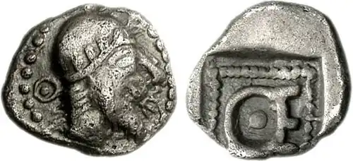 Hémiobole de Thémistocle en Magnésie (vers 465-459 av. J.-C.) où il est montré portant un bonnet serré avec une couronne d'olivier (une coiffe similaire peut être vue sur la monnaie de Kherei&nbsp;(en)). Cela reflète peut-être les bonnets des satrapes achéménides, comme on le voit dans la Tête d'Héraclée du Pont&nbsp;(en). Les initiales « ΘΕ » sont visibles autour du portrait et au revers.