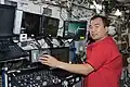 Soichi Noguch aux manettes de commande du bras Canadarm2 pour le déplacement de la plateforme de stockage externe no&nbsp;3 (12 janvier)