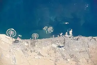 Image satellite des Palm Islands en 2014 avec de gauche à droite Palm Jebel Ali, Palm Jumeirah, The World (ne faisant pas partie du complexe de Palm Islands) et Palm Deira en construction.