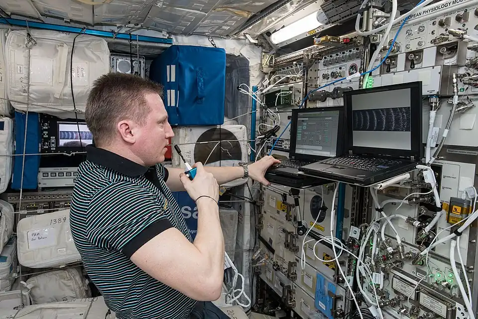 Sergueï Prokopyev surveillant une expérience sur du plasma