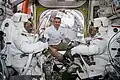 Lors de la première sortie spatiale de l'expédition 59, le canadien aide Anne McClain et Tyler Hague à se préparer à sortir.
