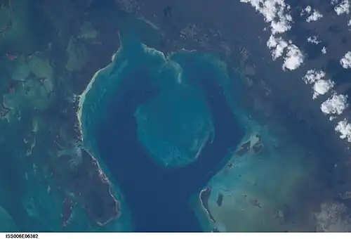 Baie de Cazones (en) avec cayo El Calvario sur son sud-est et cayo Diego Pérez sur son sud-ouest