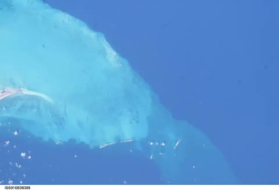 D'ouest en est : pointe est du cayo Largo (sur le bord gauche de la photo), cayo Inglés (es) ; cayo Sal et cayo de Dios (en ligne) ; cayo Trabuco, ; cayo Guano