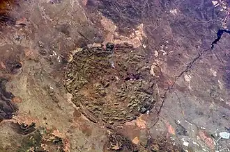 Vue aérienne du Pilanesberg et du lac de barrage de Vaalkop à droite.