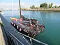 l’arrière du même bateau, noir, avec certains instruments et dispositifs visibles