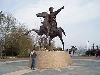 Photographie de la statue d'un homme à cheval montrant l'horizon.