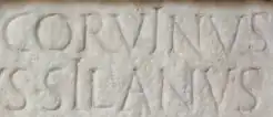 Détail d'une stèle funéraire avec deux i longs