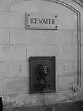 Robinet d'eau glacée à l'intérieur du terminal principal.