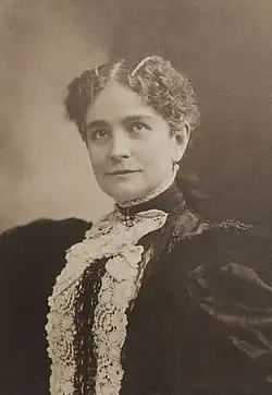 Photographie d'une femme aux cheveux bouclés