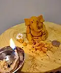 Une idole de Ganesha faite avec de la farine de blé, du curcuma et du sucre en poudre, dans un foyer parisien.