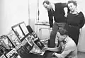 En 1963, lors de la fusion avec Vecko-Journalen. Sous le regard de Gustaf von Platen (sv) et de Eva Hökerberg (sv), Lukas Bonnier (en) étudie différentes propositions pour la page de couverture