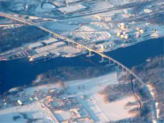 Le pont vu du sud-ouest. Dans le coin supérieur gauche, on devine la gare de Södertälje Sud.